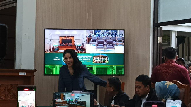 Nikita Mirzani ngidam setelah dipenjara 7 bulan atas dugaan pemerasan dan tindak pidana pencucian uang (2015) [FTNews/Selvianus Kopong Basar]